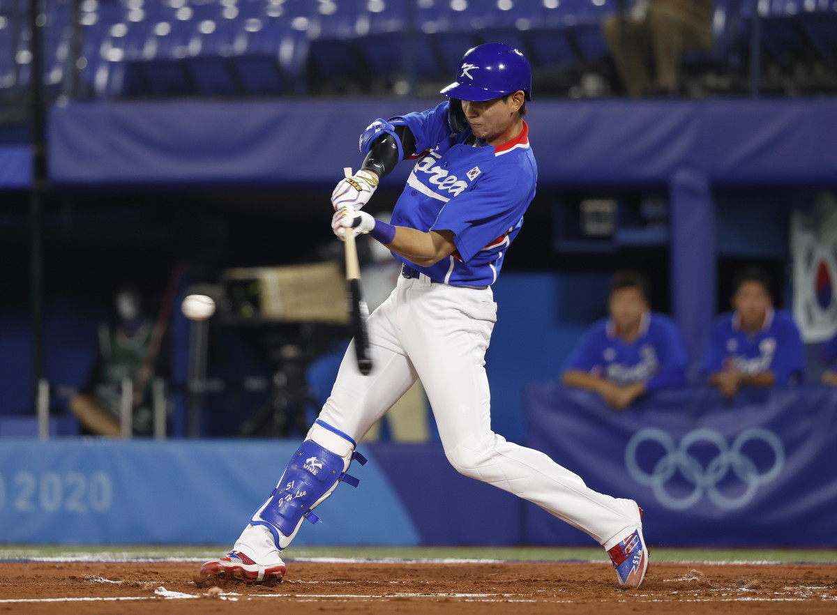 Team South Korea outfielder Jung Hoo Lee (51) hits a single against USA during the Tokyo 2020 Olympic Summer Games at Yokohama Baseball Stadium.