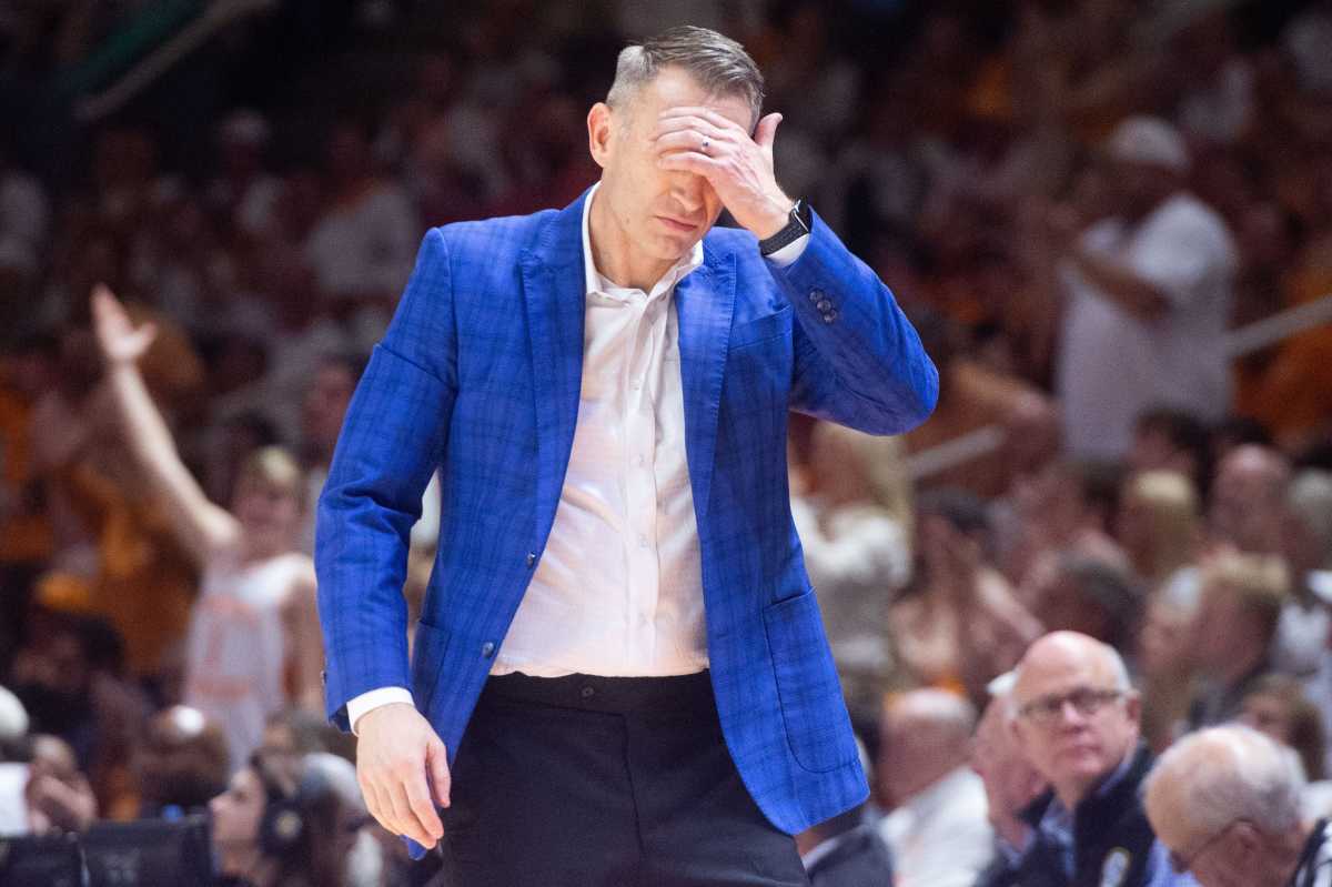 Alabama head coach Nate Oats put his hand on his forehead after the Volunteers scored during a basketball game between the Tennessee Volunteers and the Alabama Crimson Tide held at Thompson-Boling Arena in Knoxville, Tenn., on Wednesday, Feb. 15, 2023.