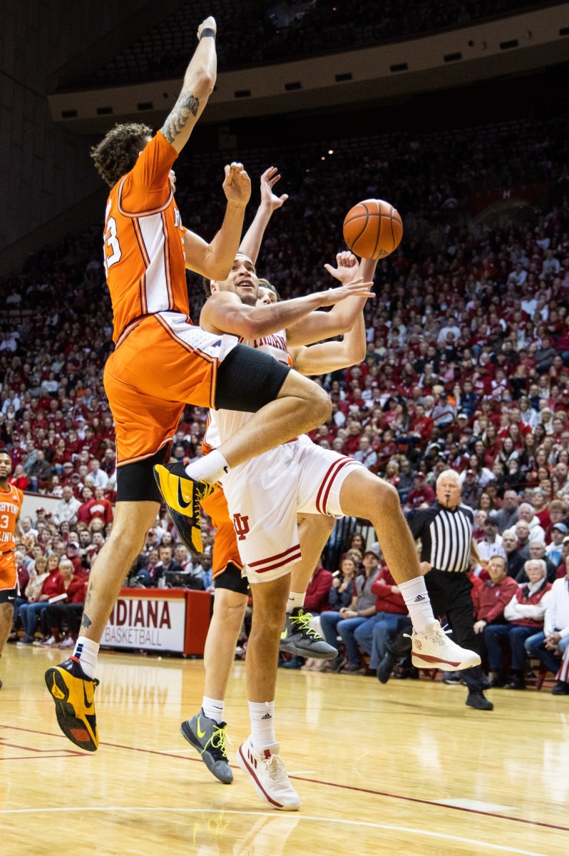 Indiana Hoosiers forward Race Thompson (25) shoots the ball while Illinois Fighting Illini forward Coleman Hawkins (33) defends.