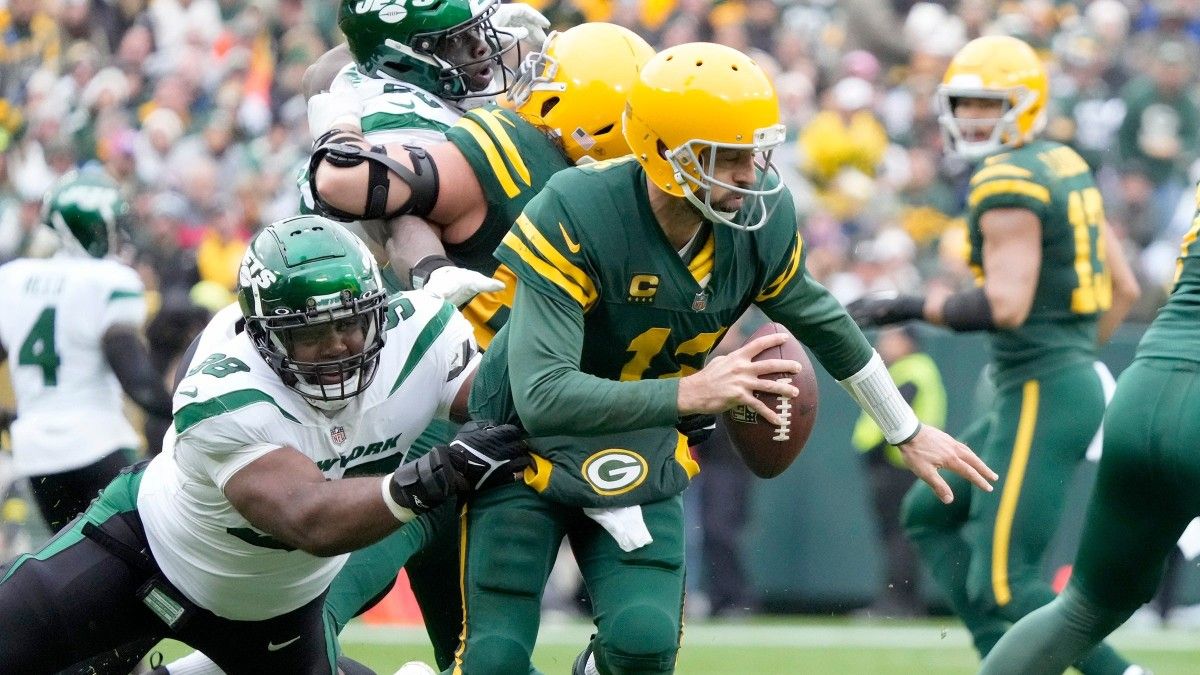 Packers QB Aaron Rodgers escapes the grasp of Jets DT Sheldon Rankins. (Photo by USA Today Sports Images)