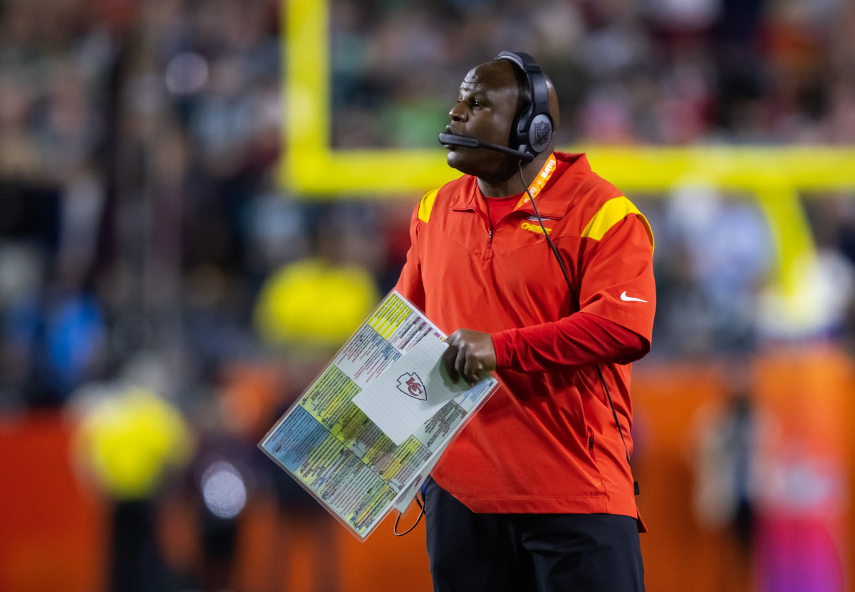 Eric Bieniemy calls out from the sideline during a Chiefs game
