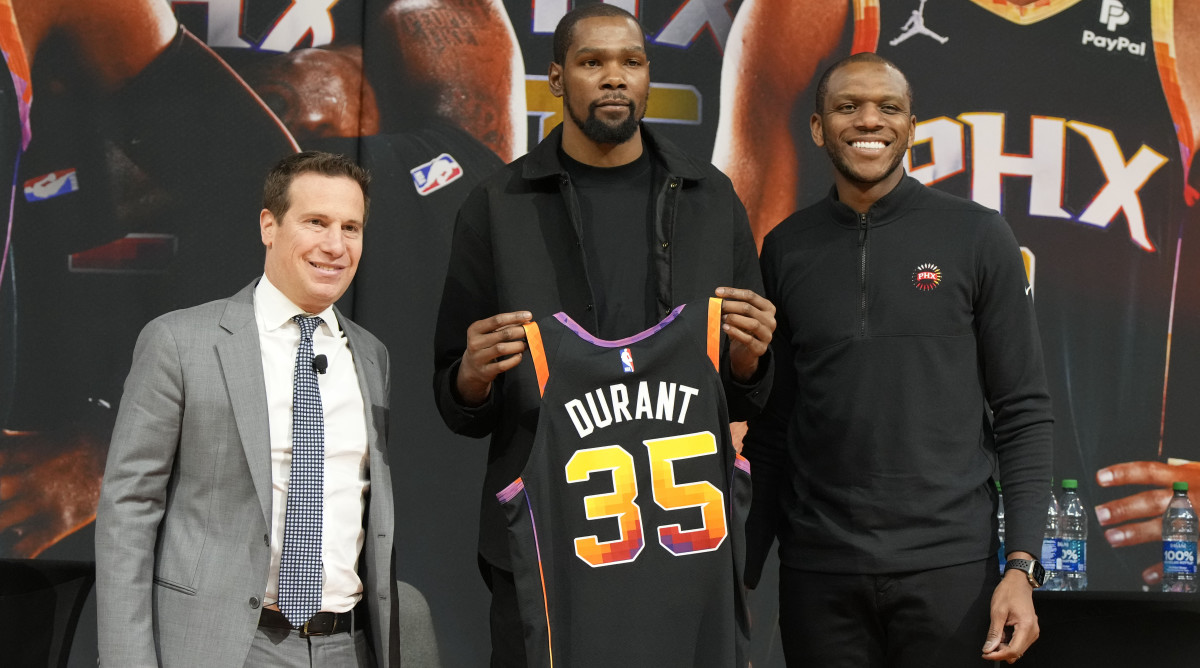 Suns owner Mat Ishbia, forward Kevin Durant and GM James Jones pose for a photo during Durant’s introductory press conference.