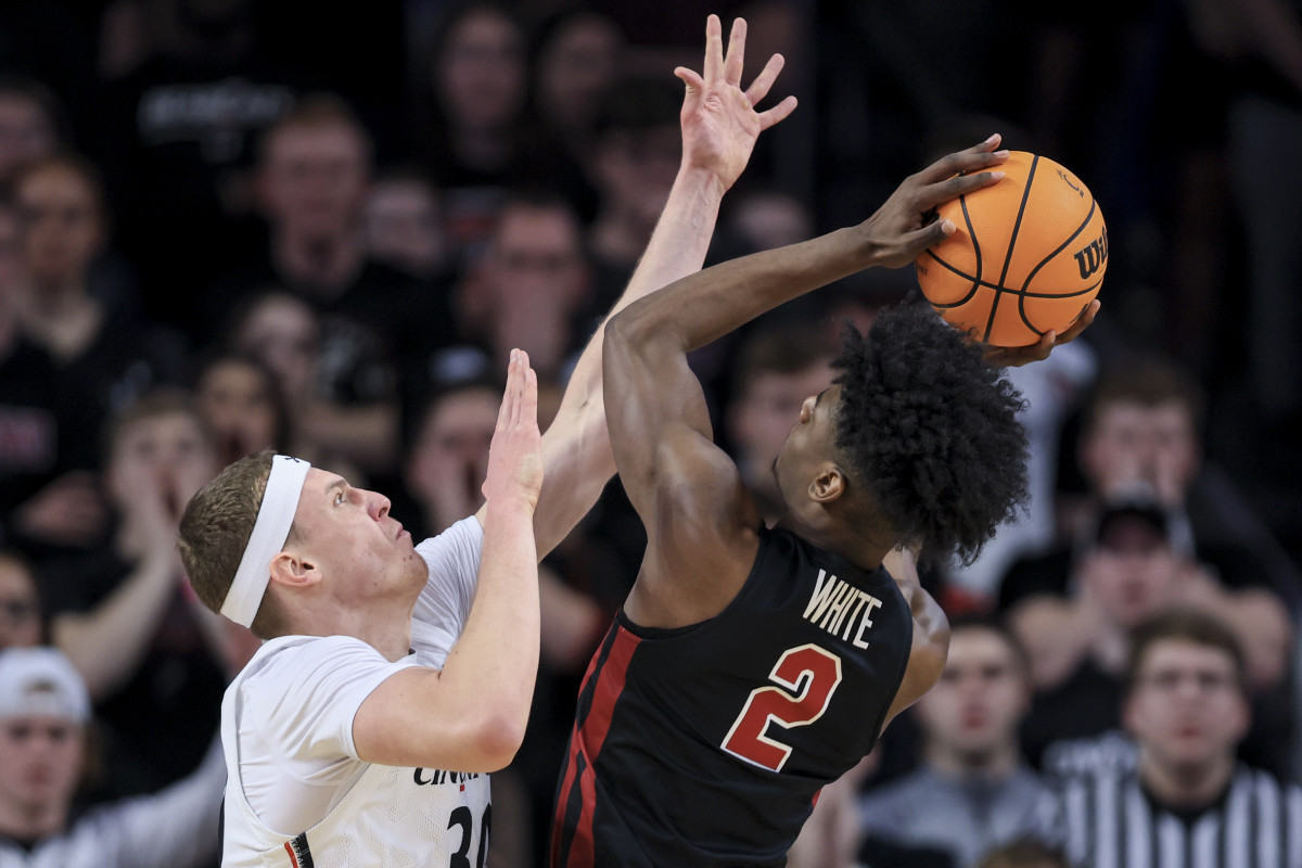 Three Man Weave Cincinnati Basketball Destroys Temples 8454 To Set Up AAC Semifinal Clash