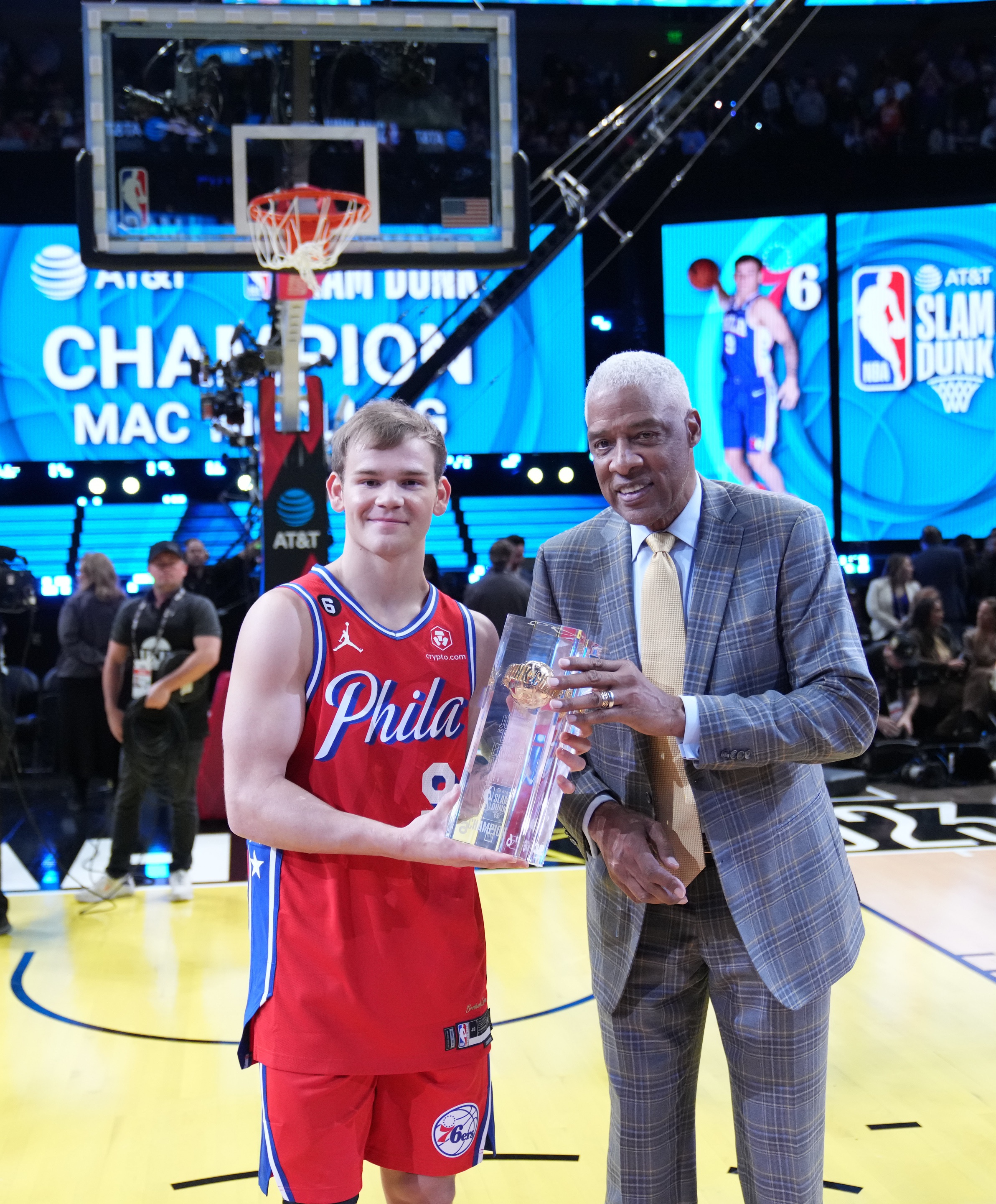 Mac McClung signs two-way contract with Philadelphia, KLBK