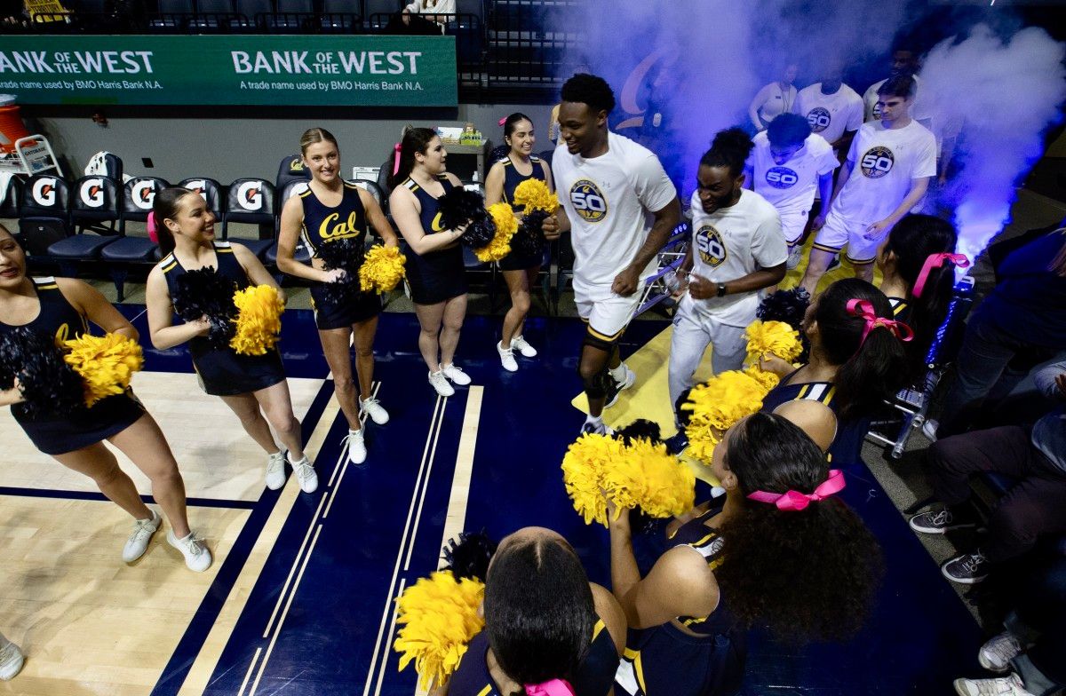 Cal players take the court against Washington.