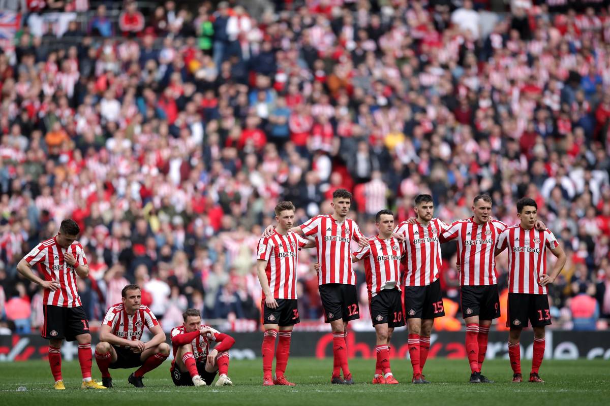 Sunderland players watching in agony as Pompey win the shootout. 
