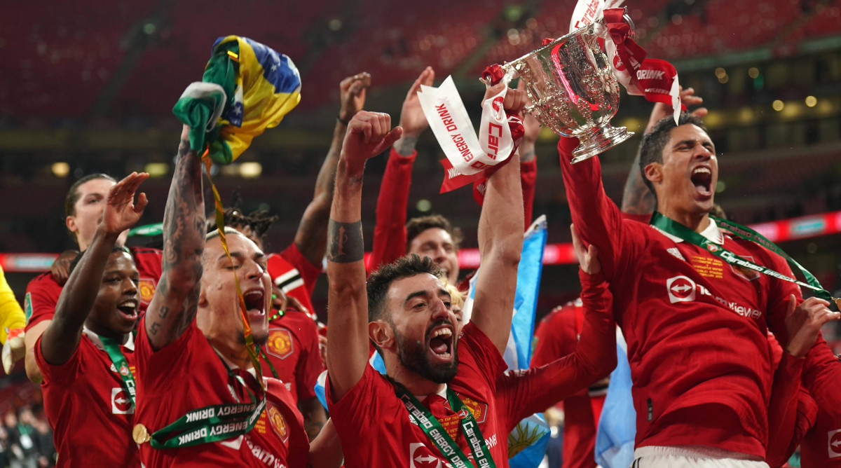 Manchester United celebrating the League Cup win