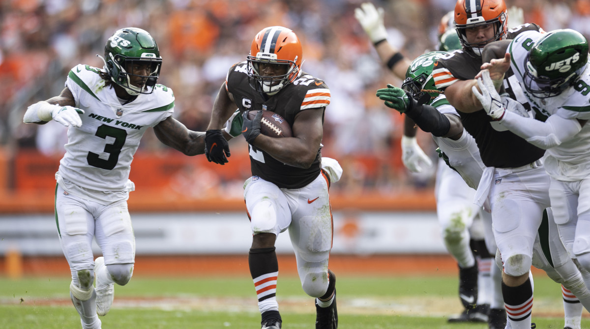 Browns running back Nick Chubb (24) runs the ball against the Jets.
