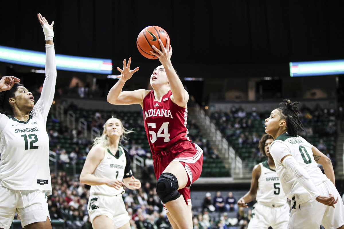 Mackenzie Holmes (54) goes in for the layup versus Michigan State in the Breslin Center on Dec. 29, 2022.
