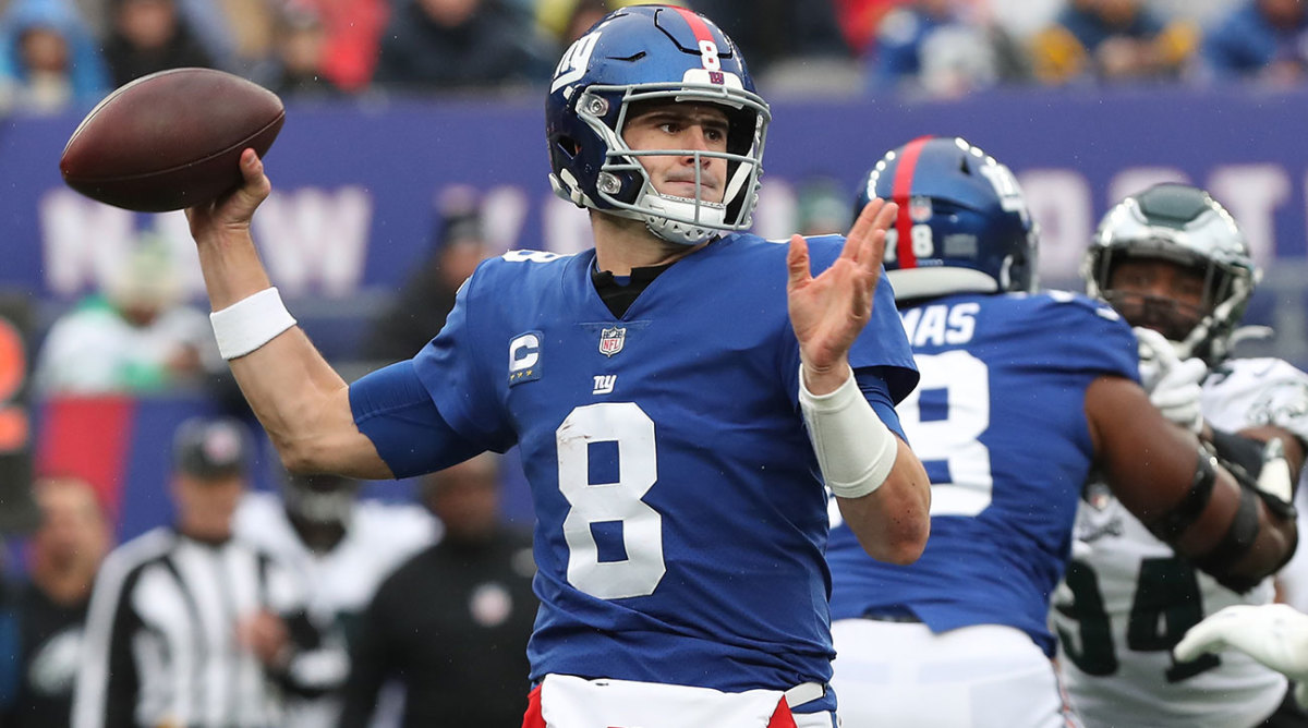 Daniel Jones is trying to strike a deal with the Giants before Tuesday's franchise tag deadline.