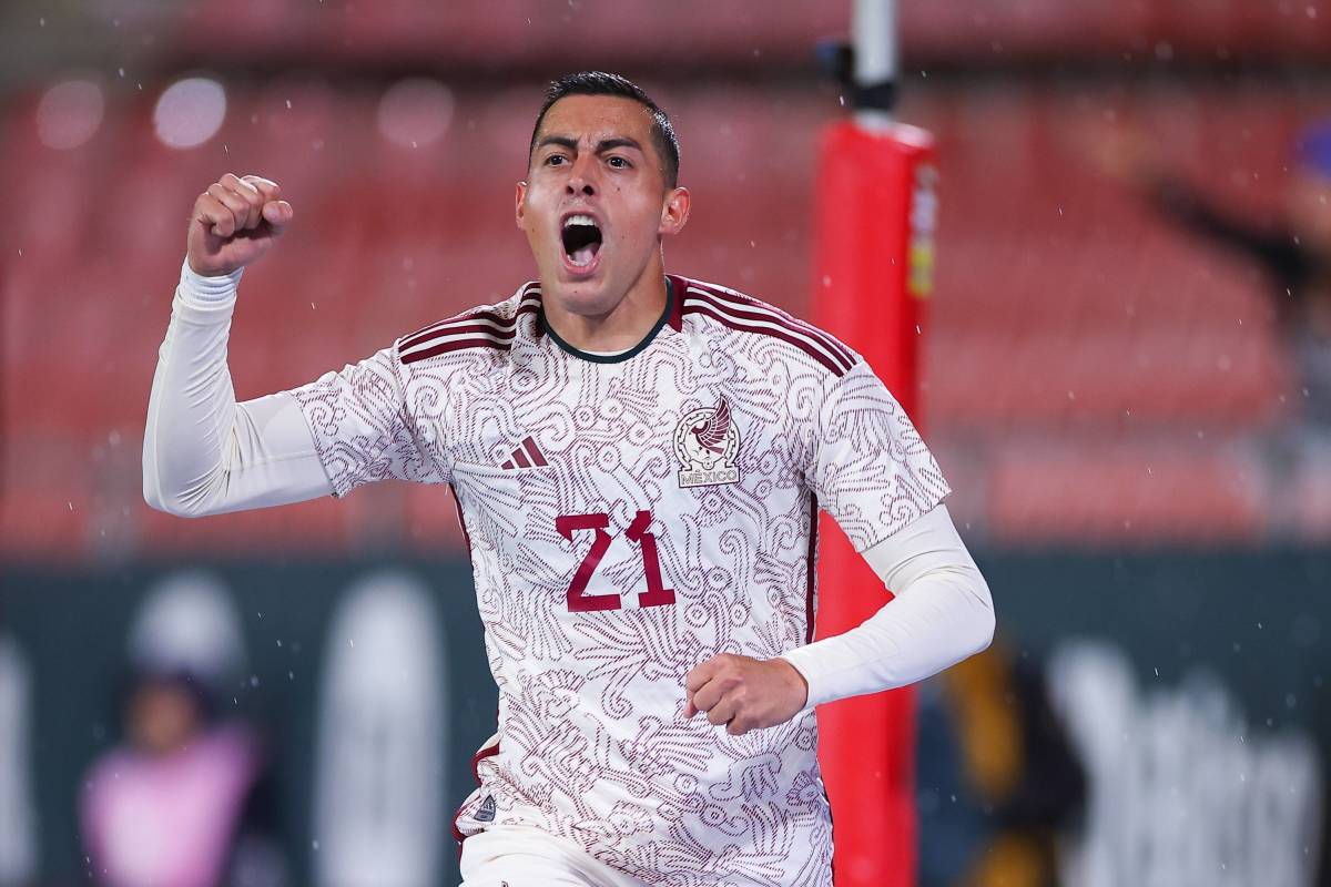 Rogelio Funes Mori celebra un gol con México en amistoso contra Iraq