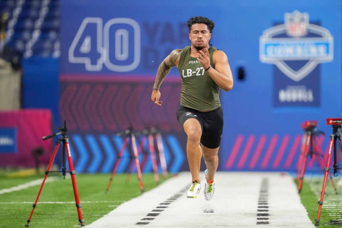 Oregon Ducks linebacker Noah Sewell runs the 40-yard dash at the 2023 NFL Scouting Combine at Lucas Oil Stadium in Indianapolis.
