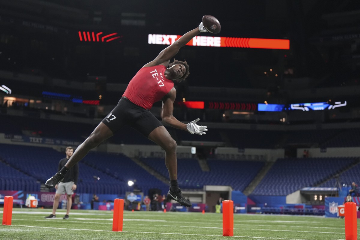 Mar 4, 2023; Indianapolis, IN, USA; Georgia tight end Darnell Washington (TE17) participates in drills at Lucas Oil Stadium. Mandatory Credit: Kirby Lee-USA TODAY Sports