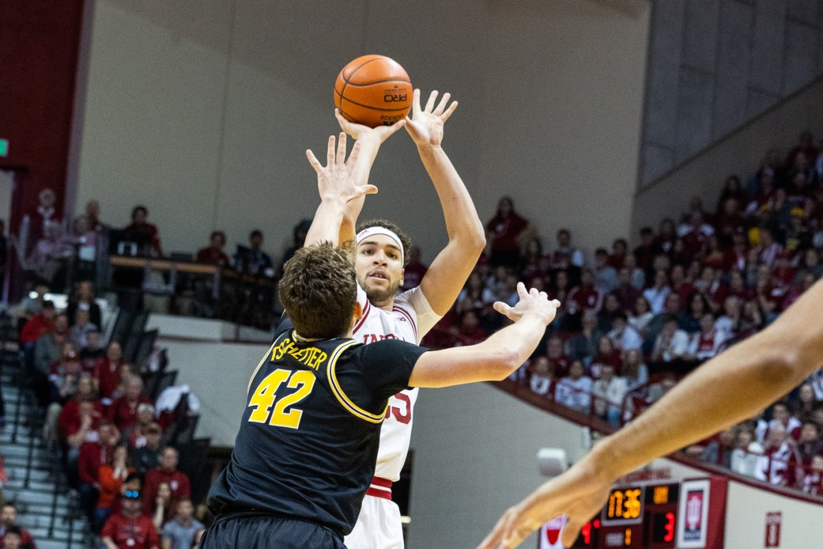 Race Thompson (25) shoots the ball while Michigan Wolverines forward Will Tschetter (42) defends in the first half.