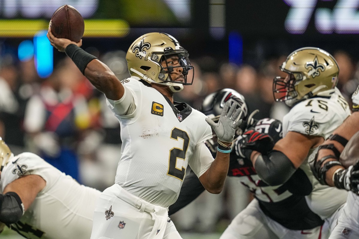 New Orleans Saints quarterback Jameis Winston (2) passes against the Atlanta Falcons. Mandatory Credit: Dale Zanine-USA TODAY Sports