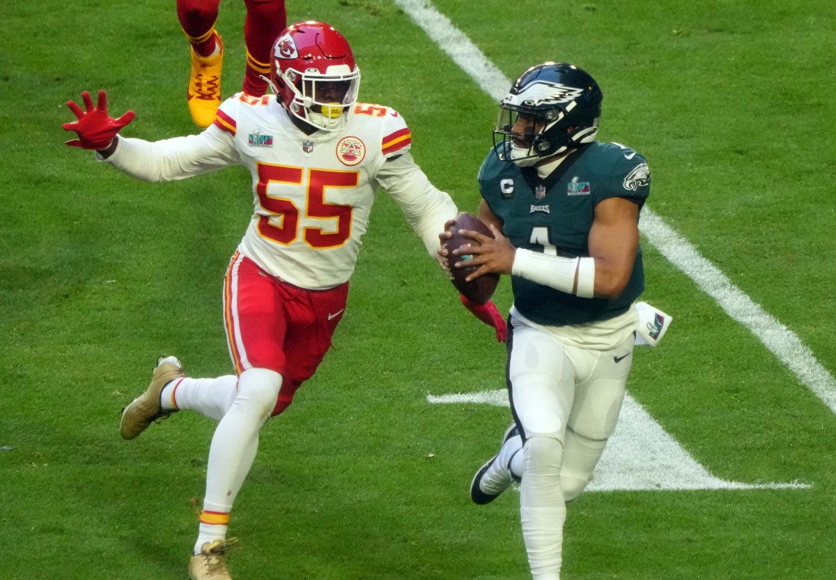 Philadelphia Eagles quarterback Jalen Hurts (1) throws a pass against Kansas City Chiefs defensive end Frank Clark (55) during the first quarter in Super Bowl LVII at State Farm Stadium in Glendale on Feb. 12, 2023. Nfl Super Bowl Lvii Kansas City Chiefs Vs Philadelphia Eagles