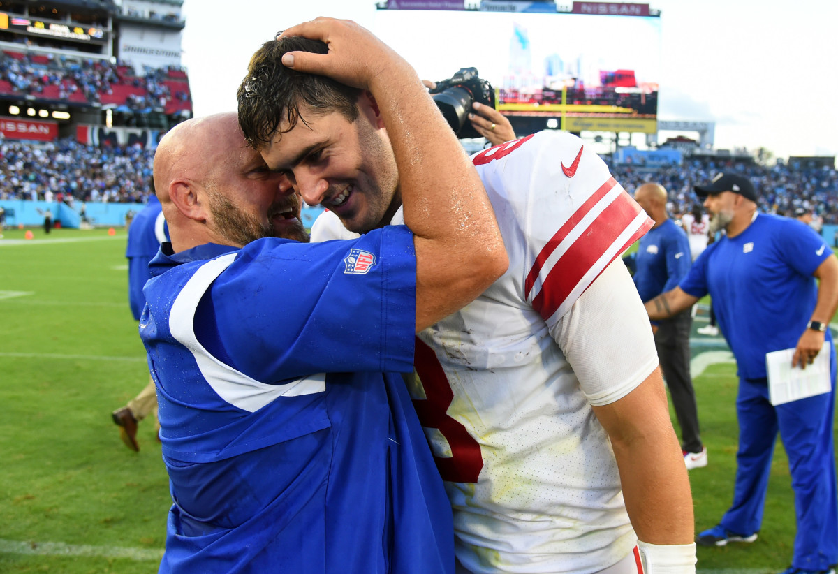 Brian Daboll hugs Daniel Jones