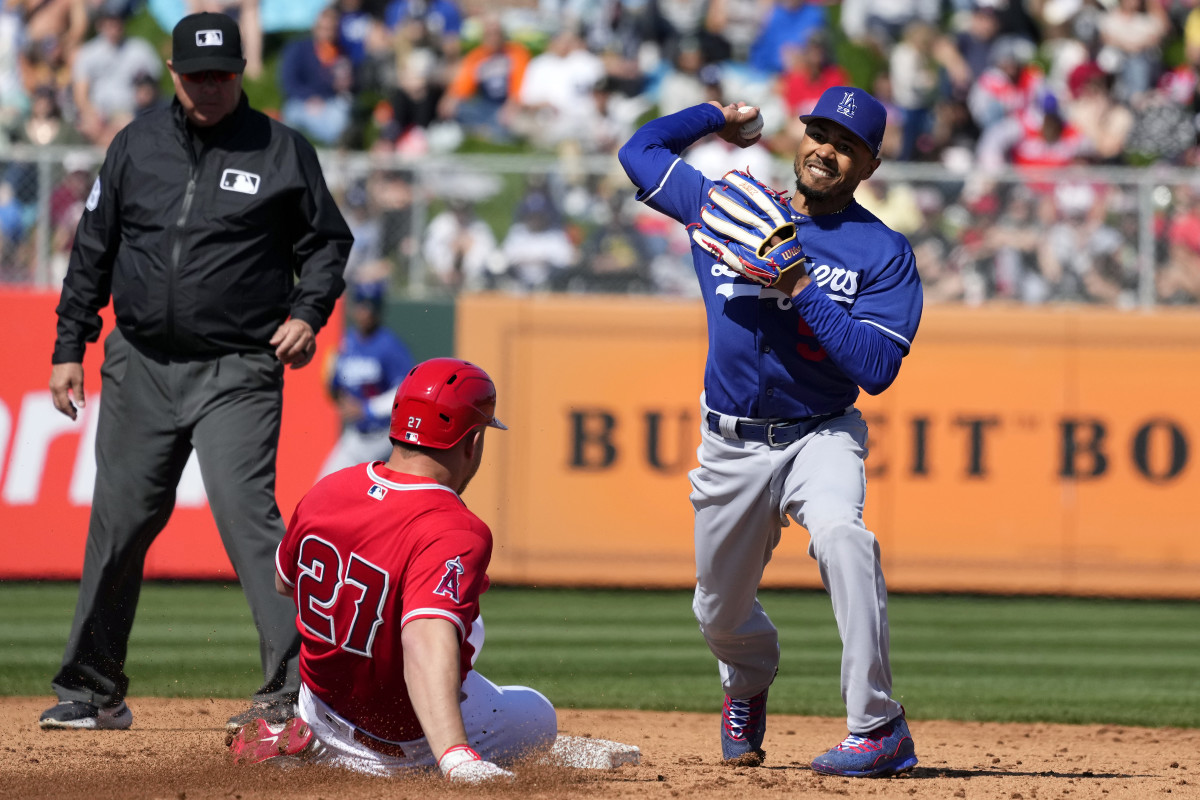 Why Is Mookie Betts Playing Shortstop for the Dodgers? - The New