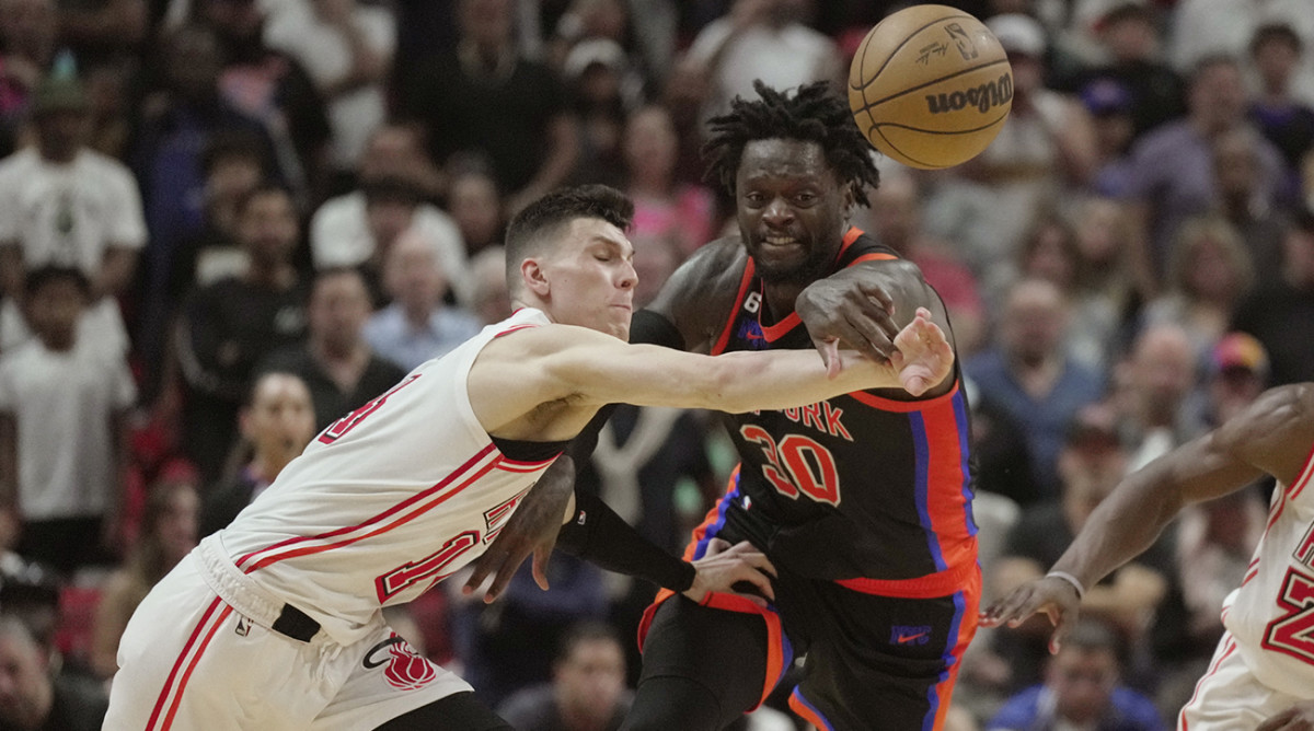 Knicks forward Julius Randle battles for a loose ball against Heat guard Tyler Herro