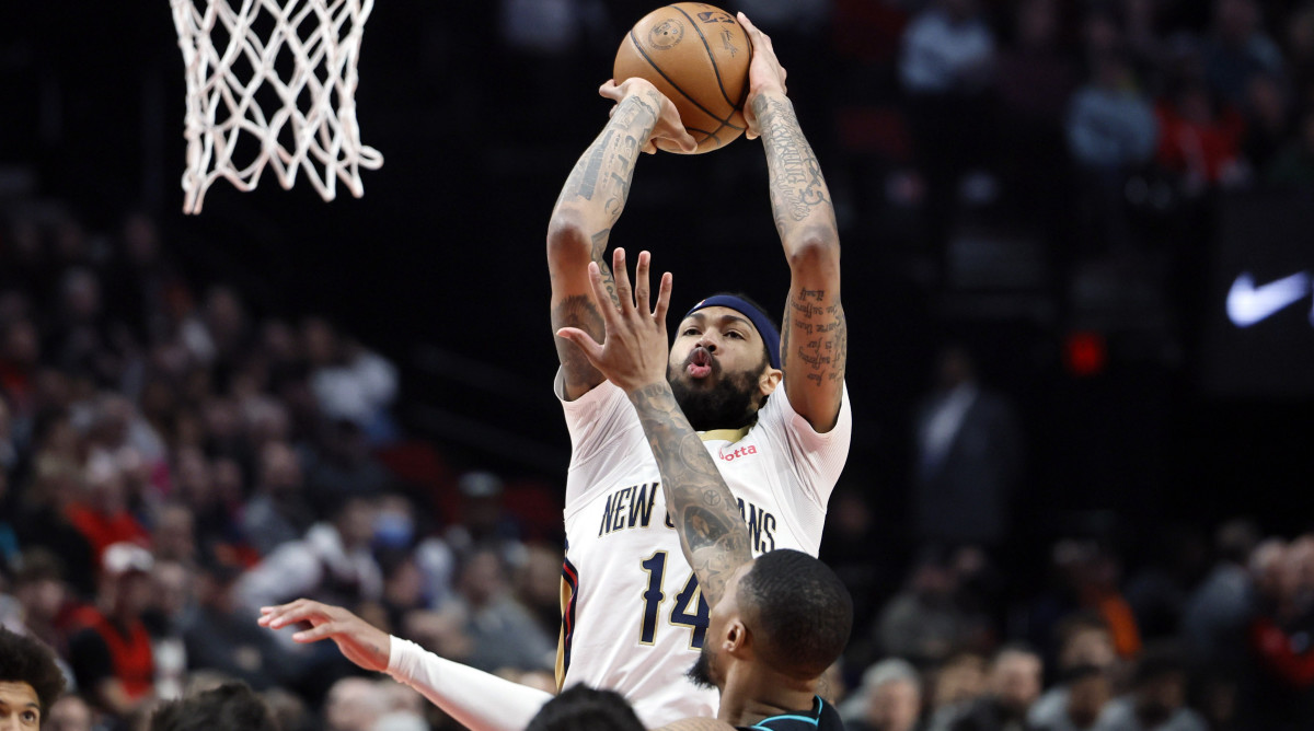 Pelicans forward Brandon Ingram shoots the ball