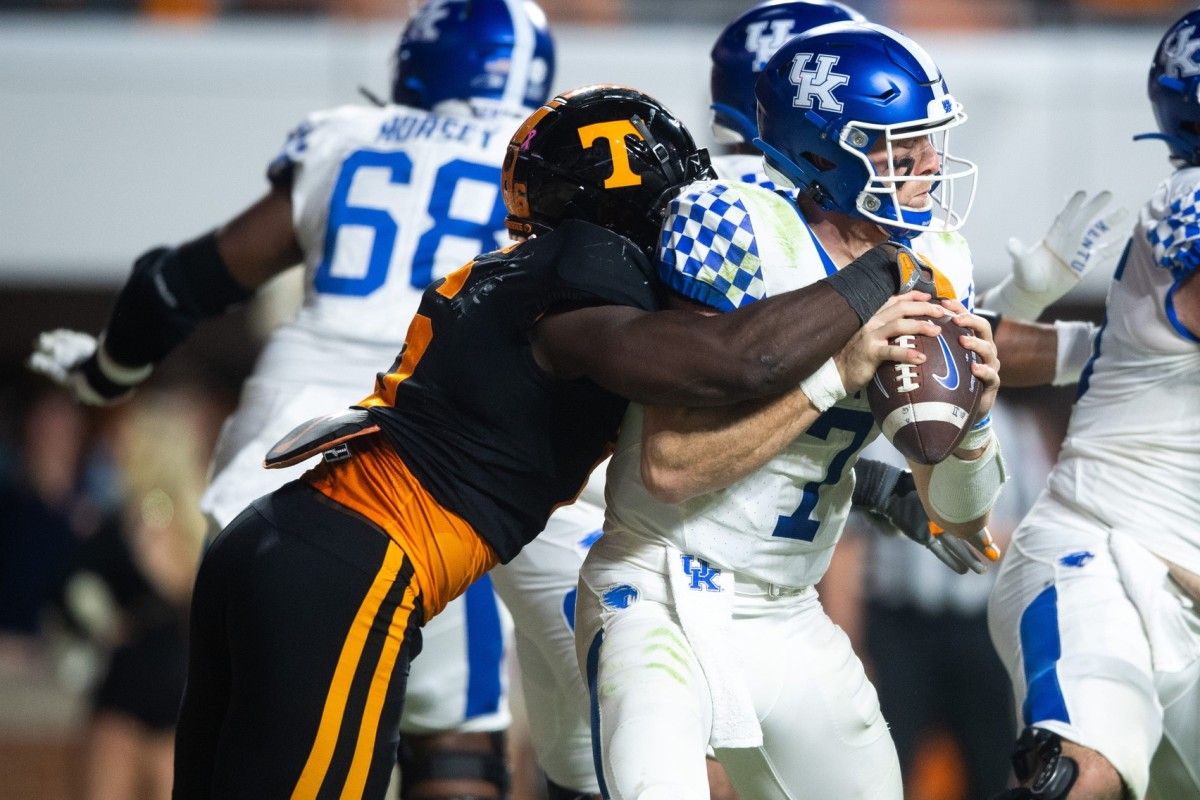 Tennessee defensive lineman/linebacker Byron Young (6) sacks Kentucky quarterback Will Levis during Tennessee's game against Kentucky at Neyland Stadium in Knoxville, Tenn., on Saturday, Oct. 29, 2022. Kns Vols Kentucky Bp
