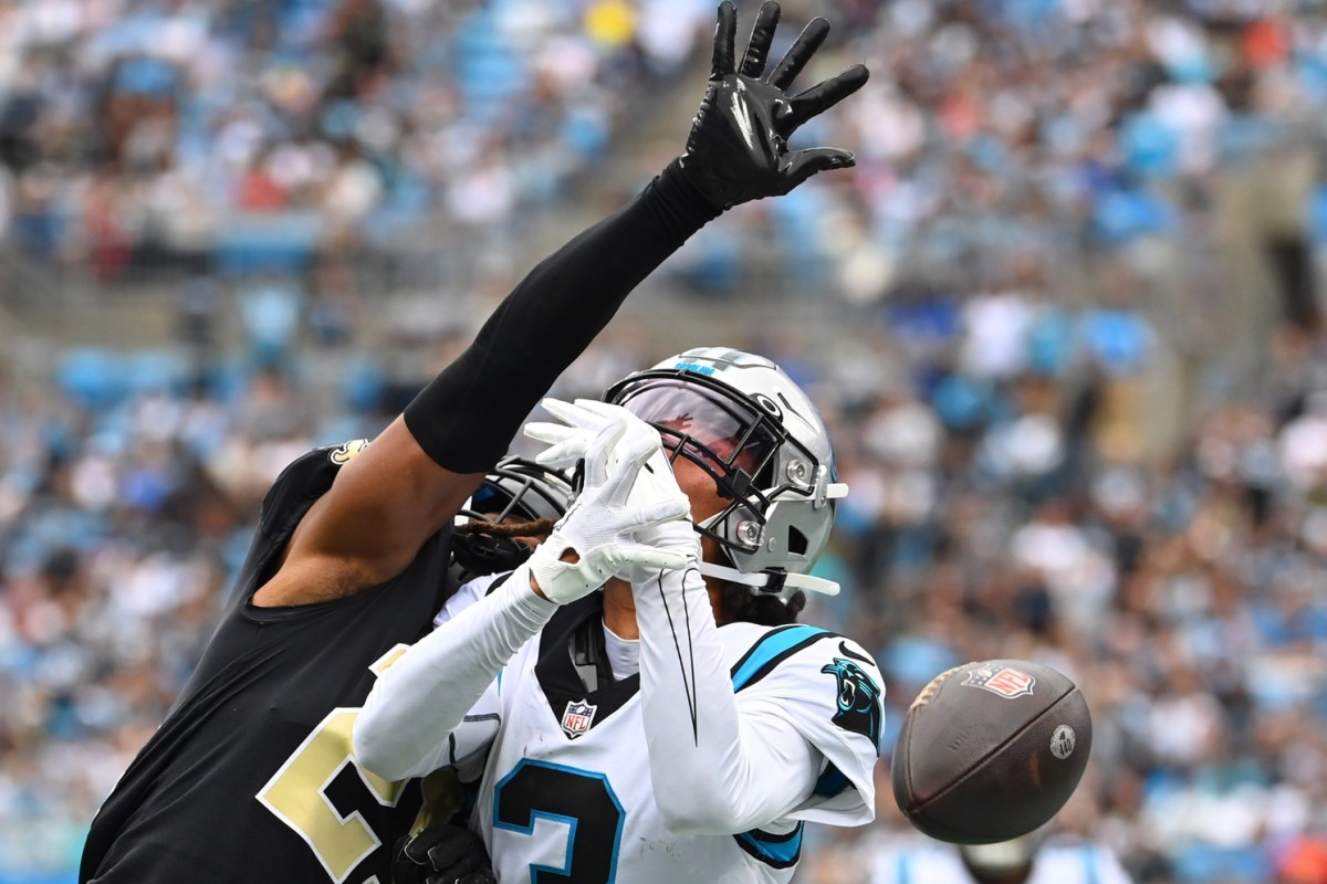 New Orleans Saints cornerback Bradley Roby (21) breaks up a pass intended for Carolina Panthers receiver Robbie Anderson (3). Mandatory Credit: Bob Donnan-USA TODAY Sports