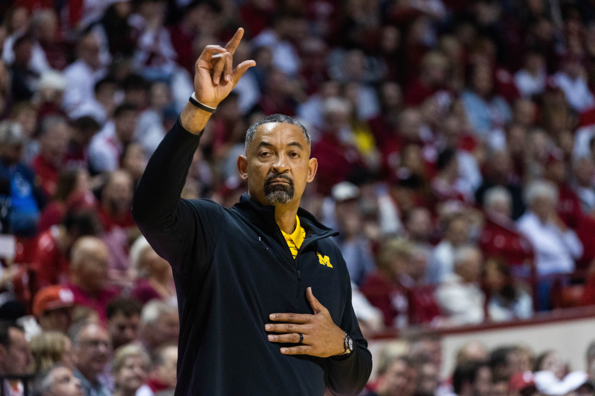 Michigan Wolverines head coach Juwan Howard holds his hand up