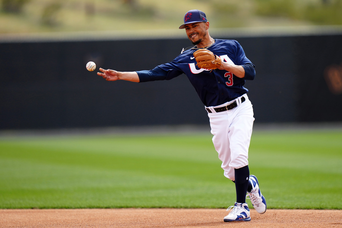 Mookie Betts takes part in a throwing drill at a pre-WBC training camp.