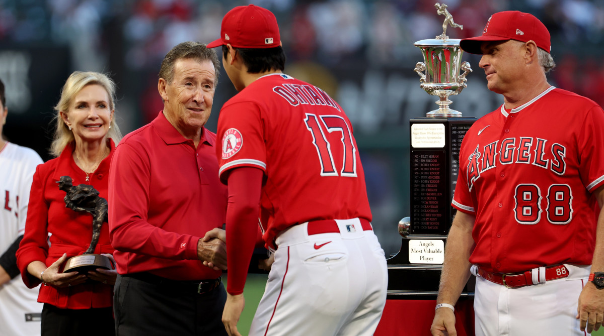 Angels owner Arte Moreno shakes hand with two-way player Shohei Ohtani.