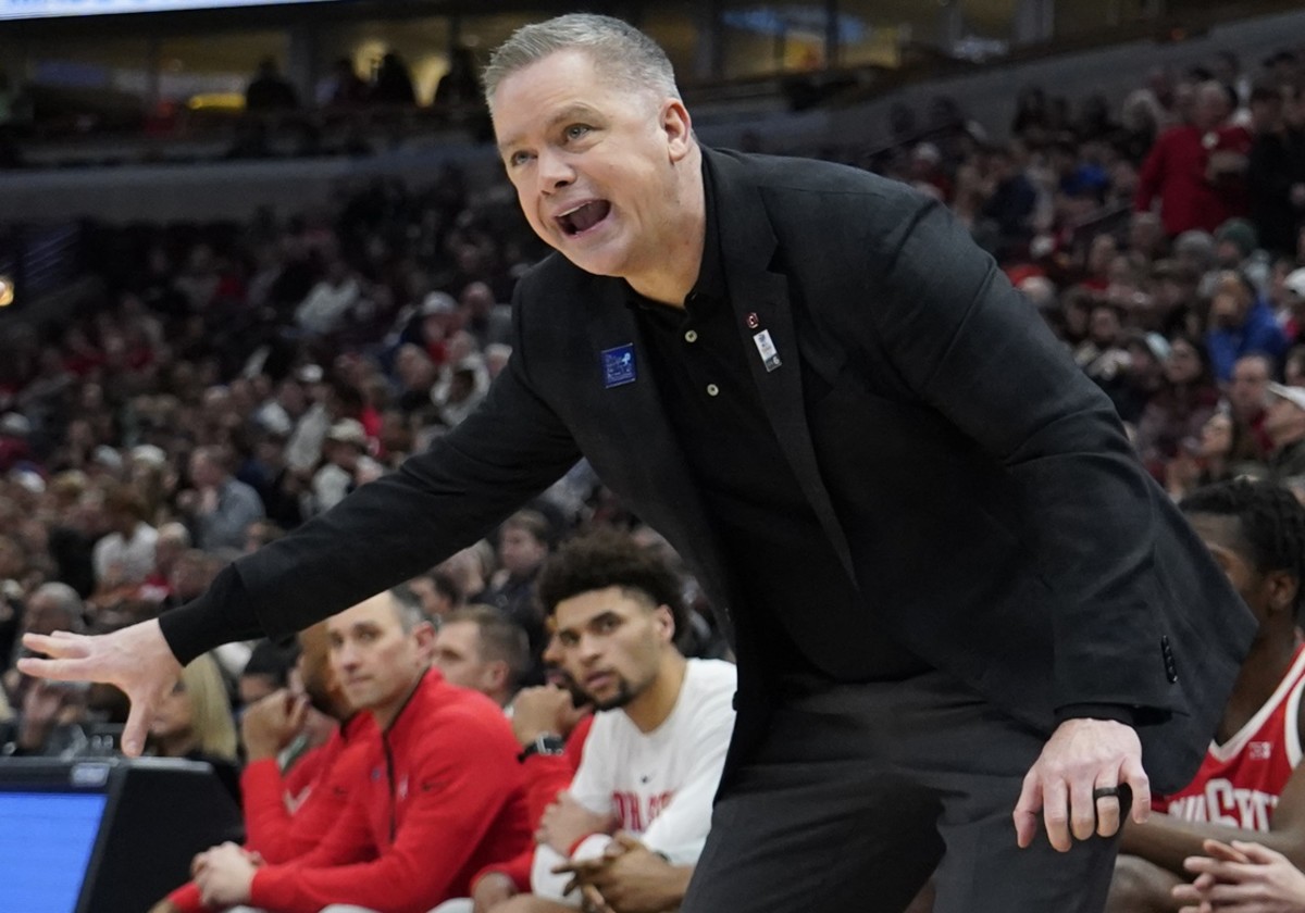 Ohio State Buckeyes head coach Chris Holtmann gestures during the first half at United Center.