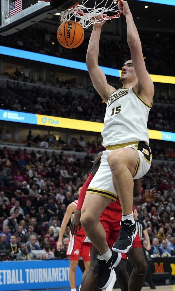 Purdue Boilermakers center Zach Edey (15) dunks the ball against the Ohio State Buckeyes during the first half at United Center.