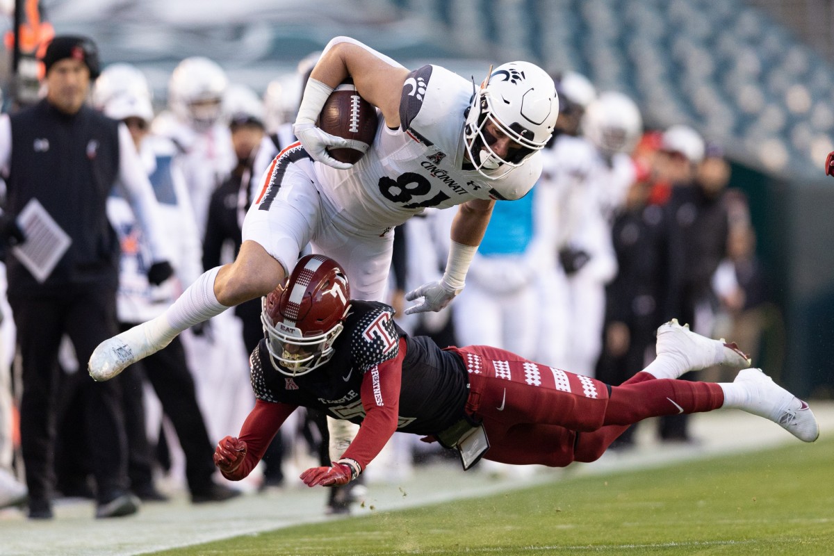 Cincinnati Bearcats tight end Josh Whyle (81) is tackled by Temple Owls cornerback Jalen McMurray (7) after a catch and run during the first quarter at Lincoln Financial Field.