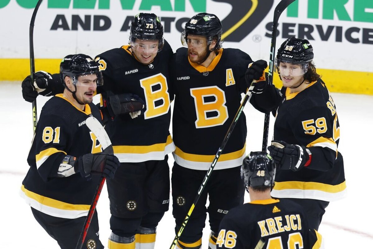 Blackhawks vs Bruins Picks, Predictions & Odds Tonight - NHL