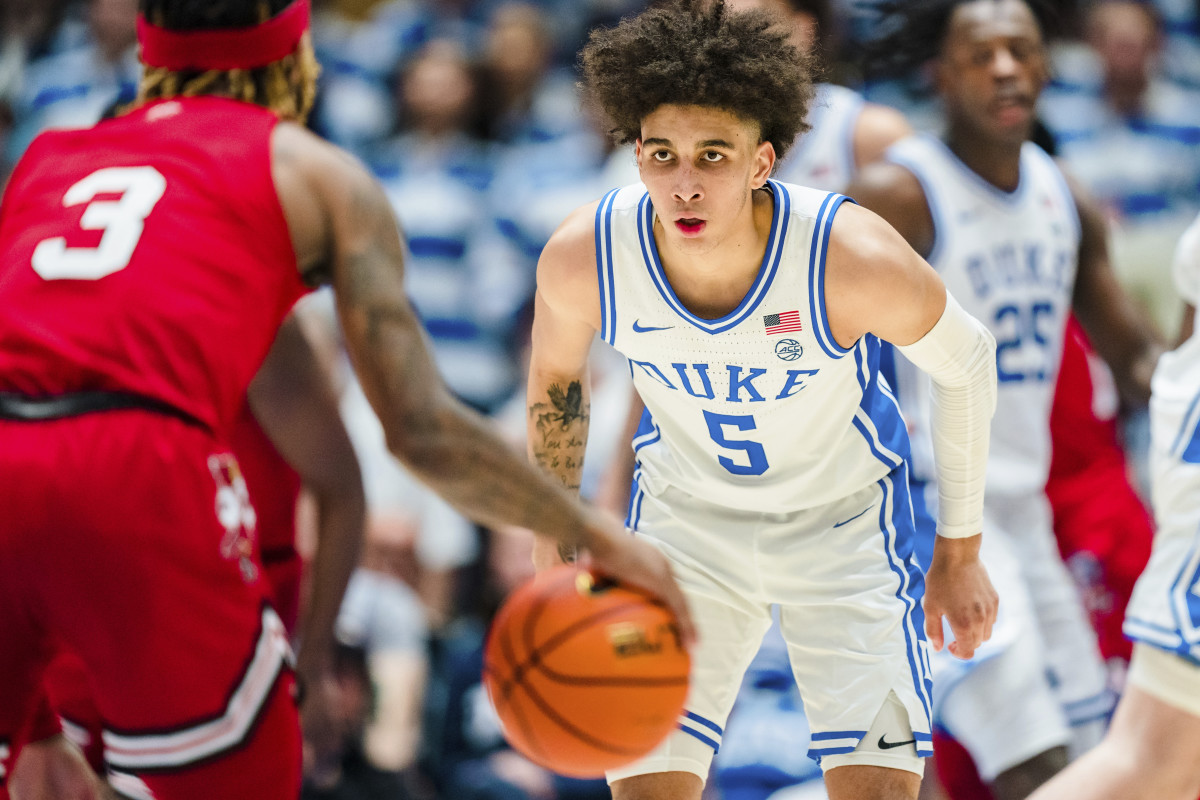 Duke’s Tyrese Proctor guards against Louisville guard El Ellis.