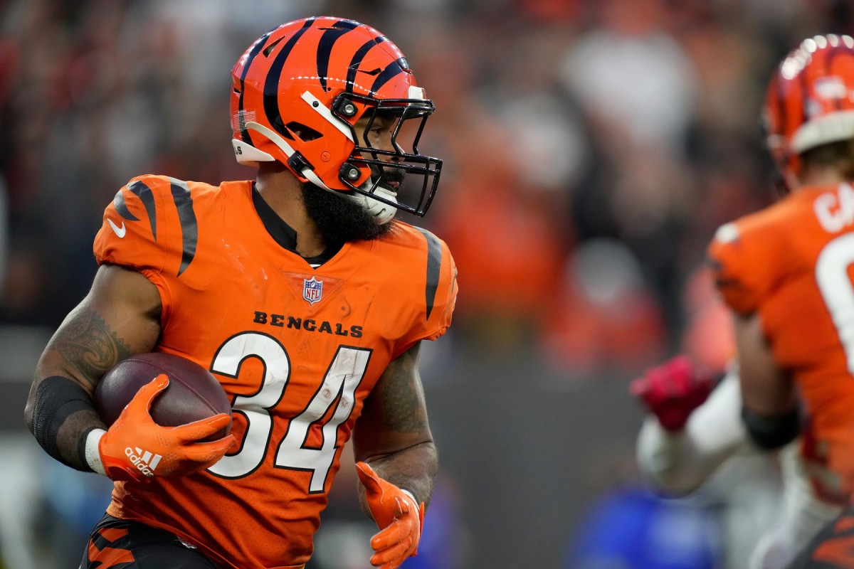 Cincinnati Bengals running back Samaje Perine (34) carries the ball in the second quarter of a Week 13 NFL game against the Kansas City Chiefs at Paycor Stadium.