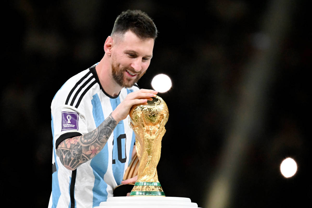 Lionel Messi acaricia el trofeo de la FIFA tras la final ganada a Francia en Qatar 2022
