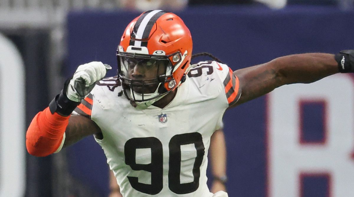 Browns defensive end Jadeveon Clowney runs to tackle a player during a game.