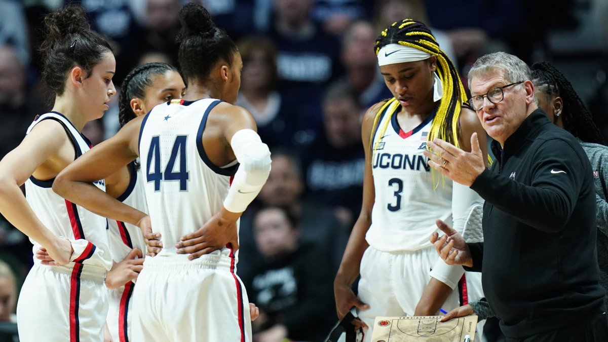 Huskies head coach Geno Auriemma talks to his team from the sideline.