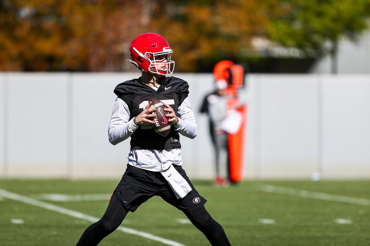 QB Carson Beck taking reps during one of Georgia's spring practices.