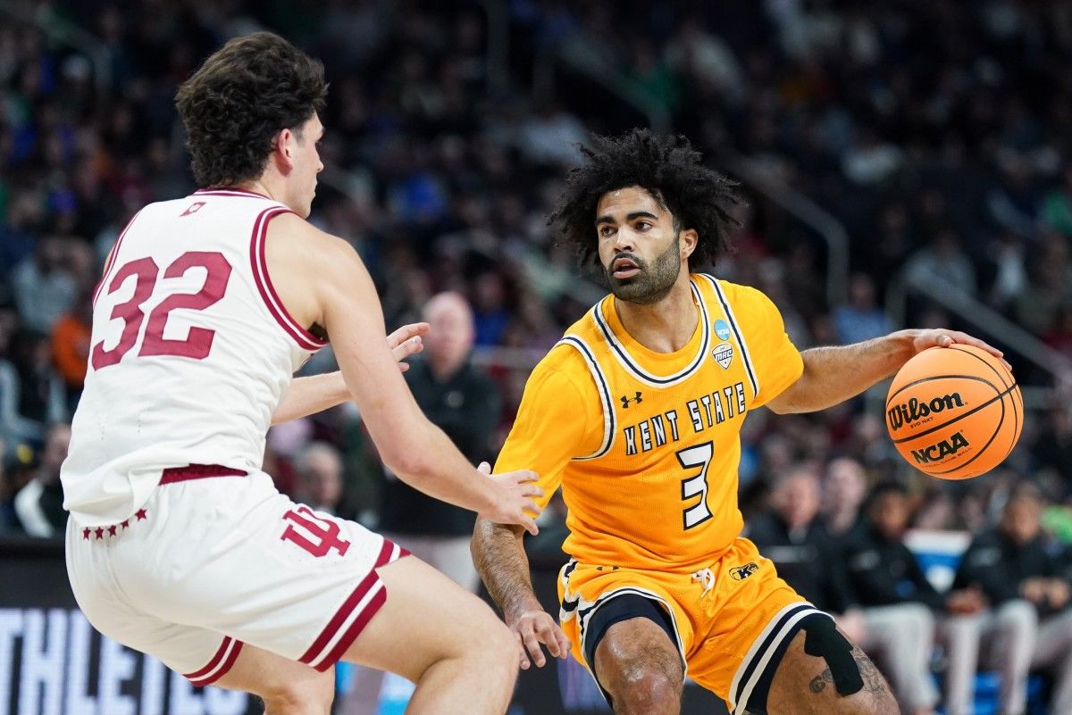 Kent State guard Sincere Carry (3) controls the ball as Indiana guard Trey Galloway (32) on Friday. (David Butler II-USA TODAY Sports)