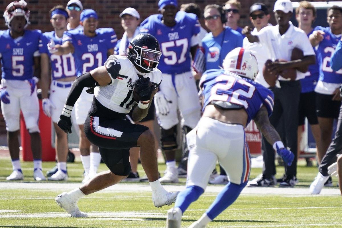 Oct 22, 2022; Dallas, Texas, USA; Cincinnati Bearcats tight end Leonard Taylor (11) looks for yards after catch against the Southern Methodist Mustangs during the second half at Gerald J. Ford Stadium. Mandatory Credit: Raymond Carlin III-USA TODAY Sports