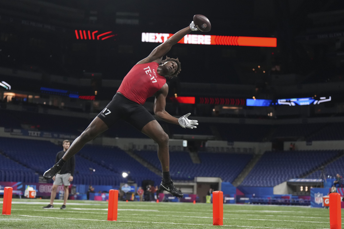 Darnell Washington reaches for the sky at the Scouting Combine. (Photo by Kirby Lee/USA Today Sports)