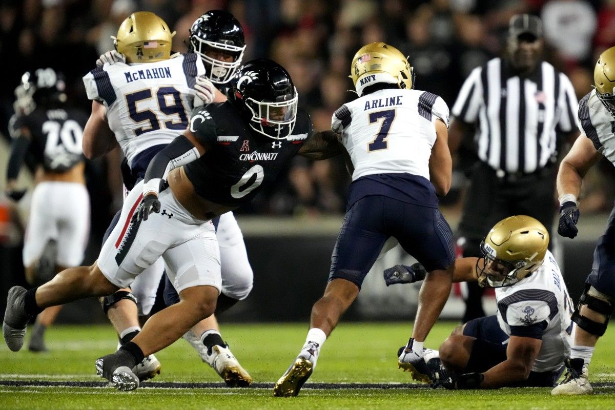 Cincinnati Bearcats linebacker Ivan Pace Jr. (0) sacks Navy Midshipmen quarterback Xavier Arline (7) in the fourth quarter during a college football game, Saturday, Nov. 5, 2022, at Nippert Stadium in Cincinnati. The Cincinnati Bearcats won, 20-10. Ncaaf Navy Midshipmen At Cincinnati Bearcats Nov 6 0710