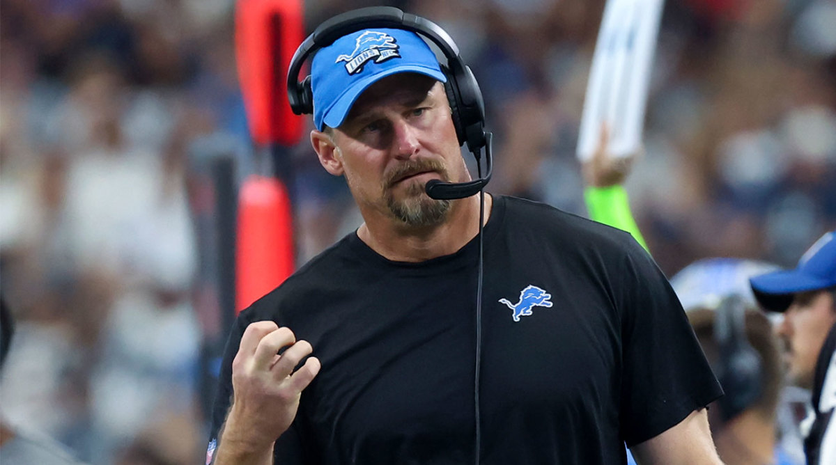 Dan Campbell clenches his fist