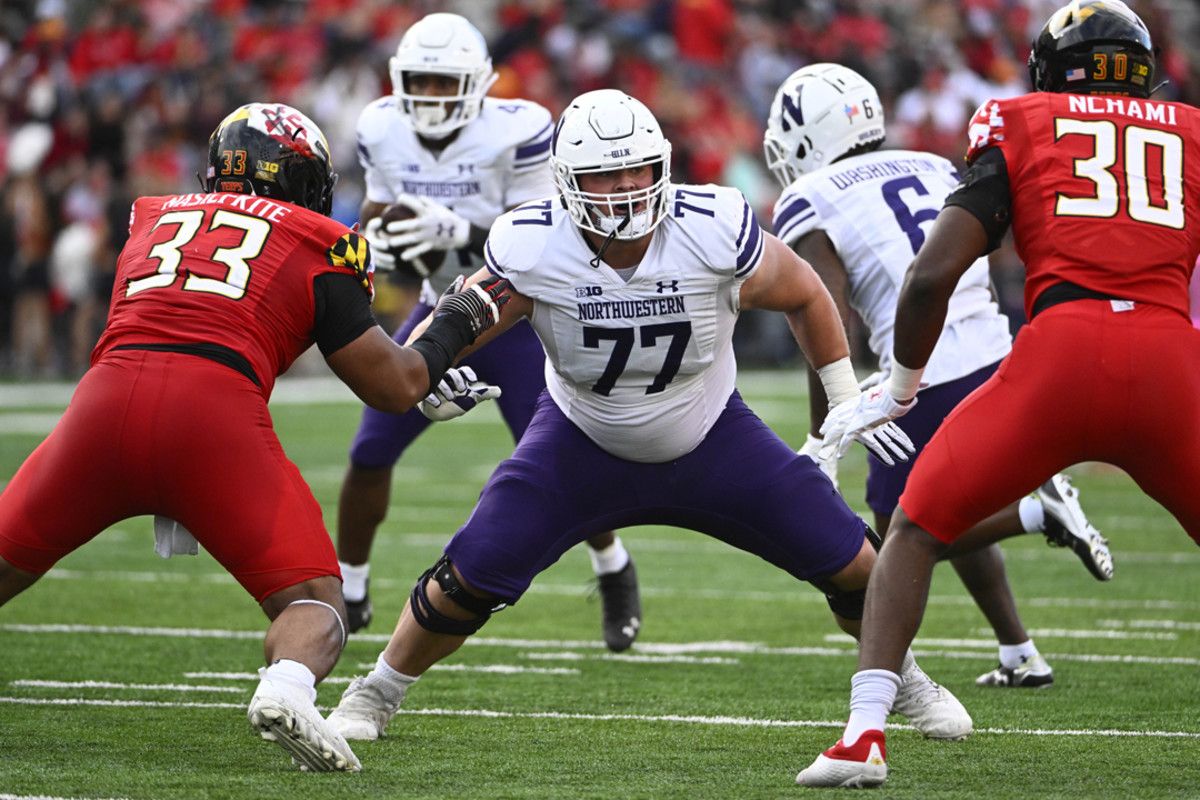 Northwestern Wildcats guard Peter Skoronski