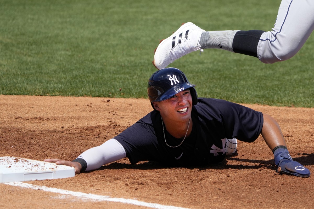 New York Yankees rookie shortstop Anthony Volpe dives back int first base during a spring training game. (Dave Nelson-USA TODAY Sports)