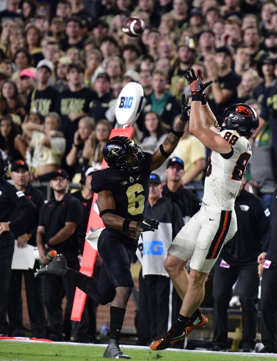 Sep 4, 2021; Oregon State Beavers tight end Luke Musgrave (88) catches a pass over Purdue linebacker Jalen Graham (6). Mandatory Credit: Marc Lebryk-USA TODAY Sports