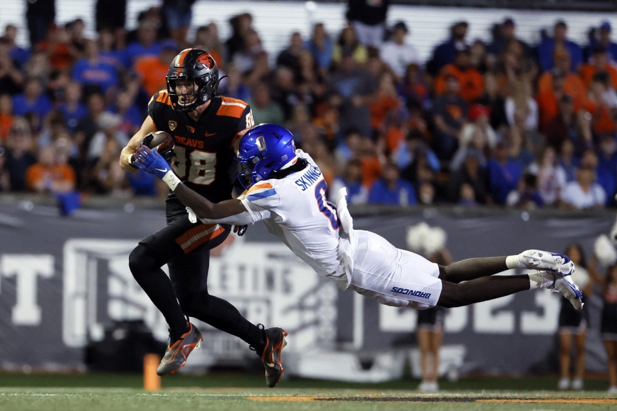 Sep 3, 2022; Oregon State Beavers tight end Luke Musgrave (88) makes a catch against Boise State Broncos safety JL Skinner (0). Mandatory Credit: Soobum Im-USA TODAY Sports