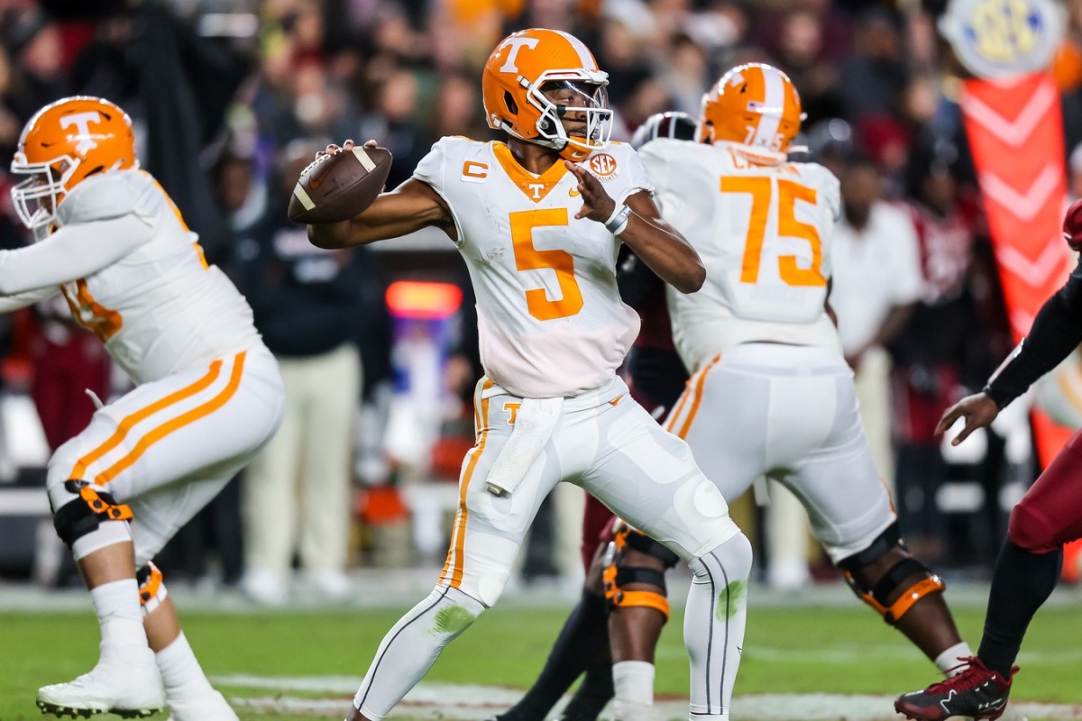 Tennessee Volunteers quarterback Hendon Hooker (5) throws a pass against the South Carolina Gamecocks. Mandatory Credit: Jeff Blake-USA TODAY