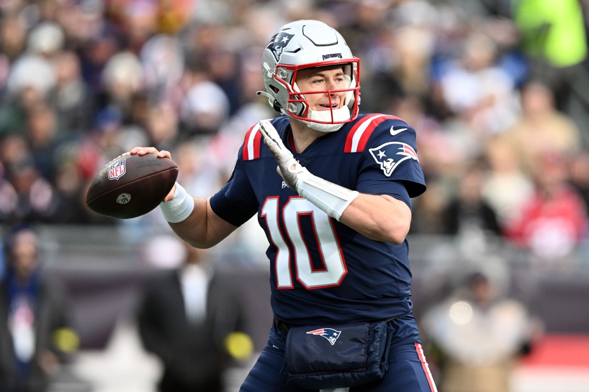 New England Patriots quarterback Mac Jones (10) throws the ball against the Miami Dolphins during the first half at Gillette Stadium.
